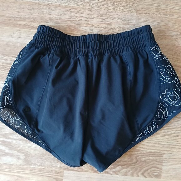 Lululemon Lucent Shorts 2.5" inseam Size 4 - Picture 5 of 7